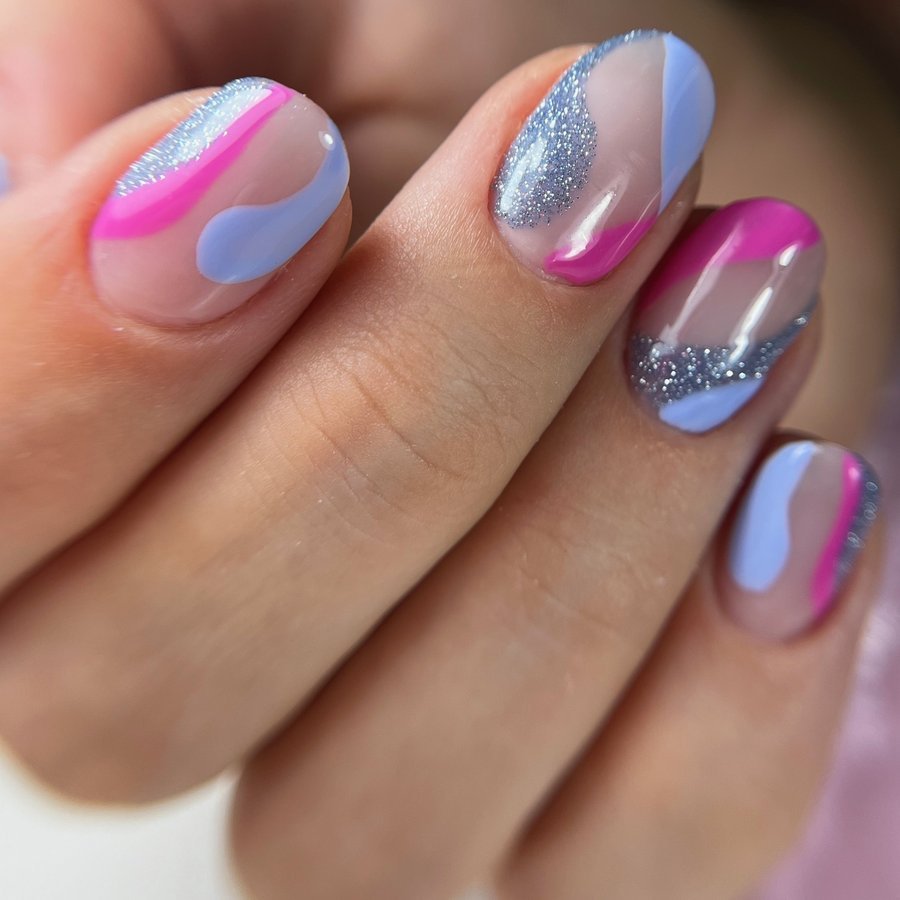 Diseño abstracto con glitter hecho en Vinamar Nail Studio