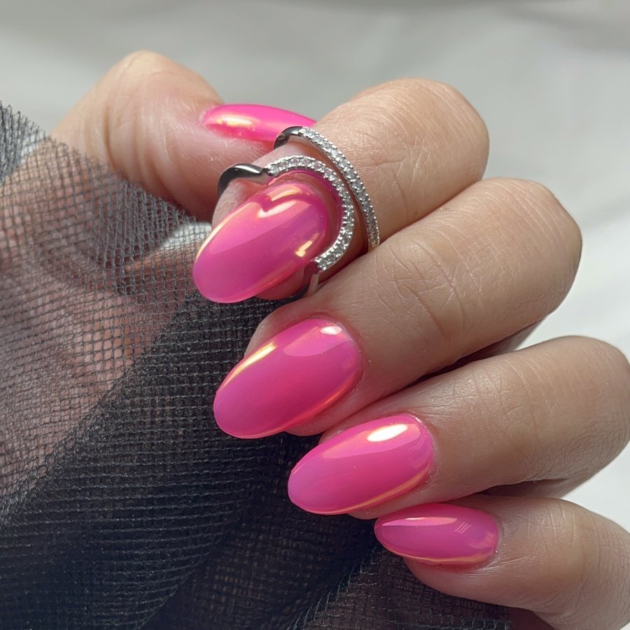 Efecto aurora hecho en Vinamar Nail Studio, publicado en Instagram