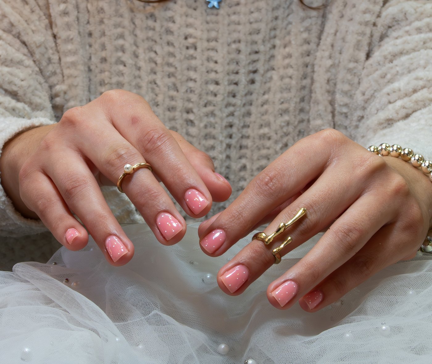 Manicura elegante con anillos dorados hecha en Vinamar Nail Studio
