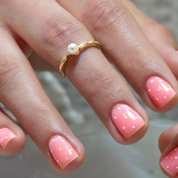 Diseño de lunares hecho en Vinamar Nail Studio, publicado en Instagram