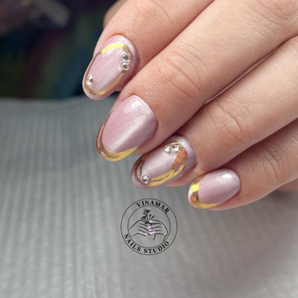 Diseño cat eye hecho en Vinamar Nail Studio, publicado en Instagram