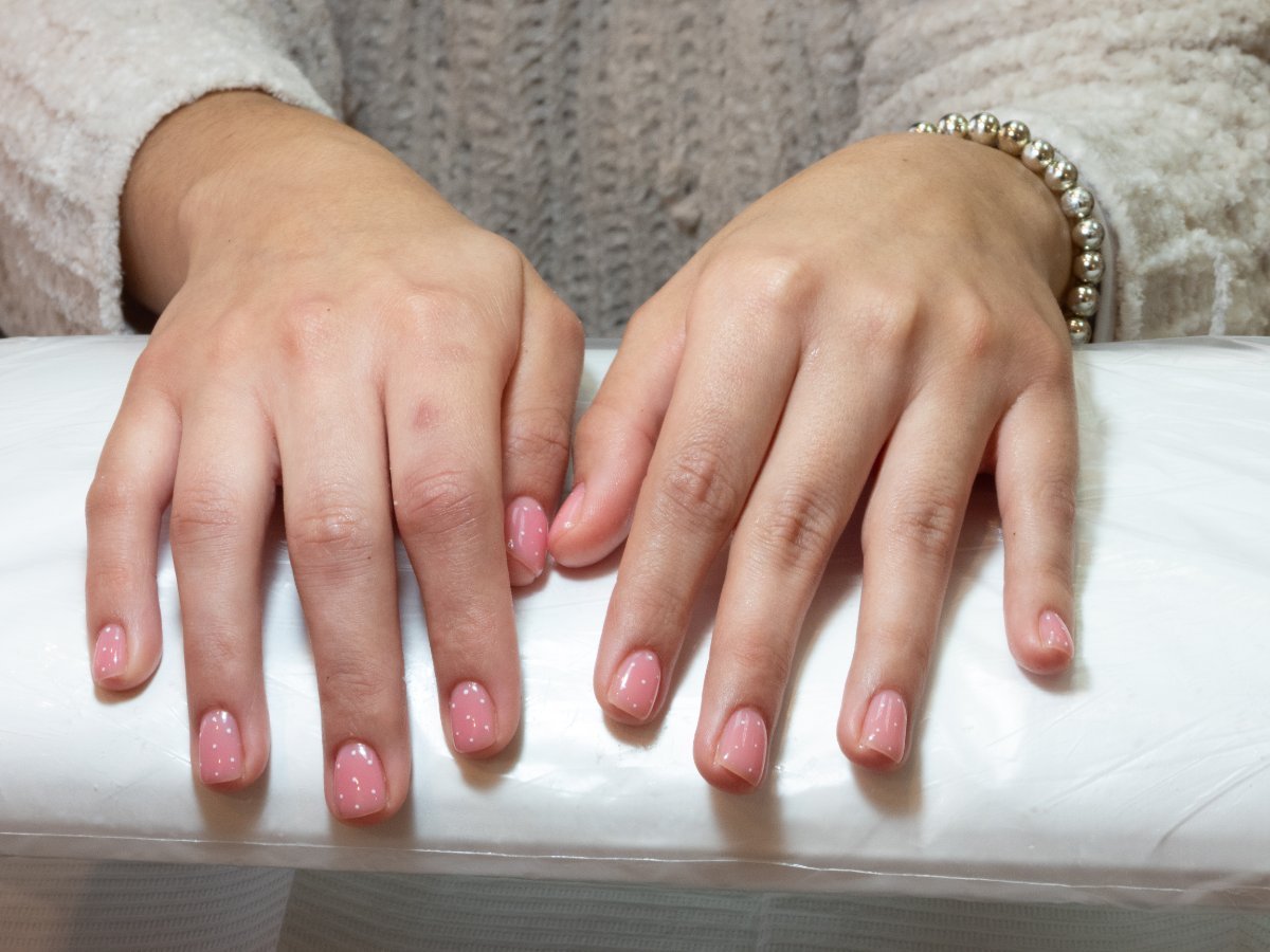 Manicura elegante real hecha en Vinamar Nail Studio
