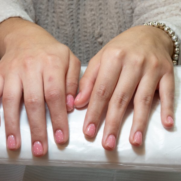 Manicura elegante real hecha en Vinamar Nail Studio, publicada en Instagram