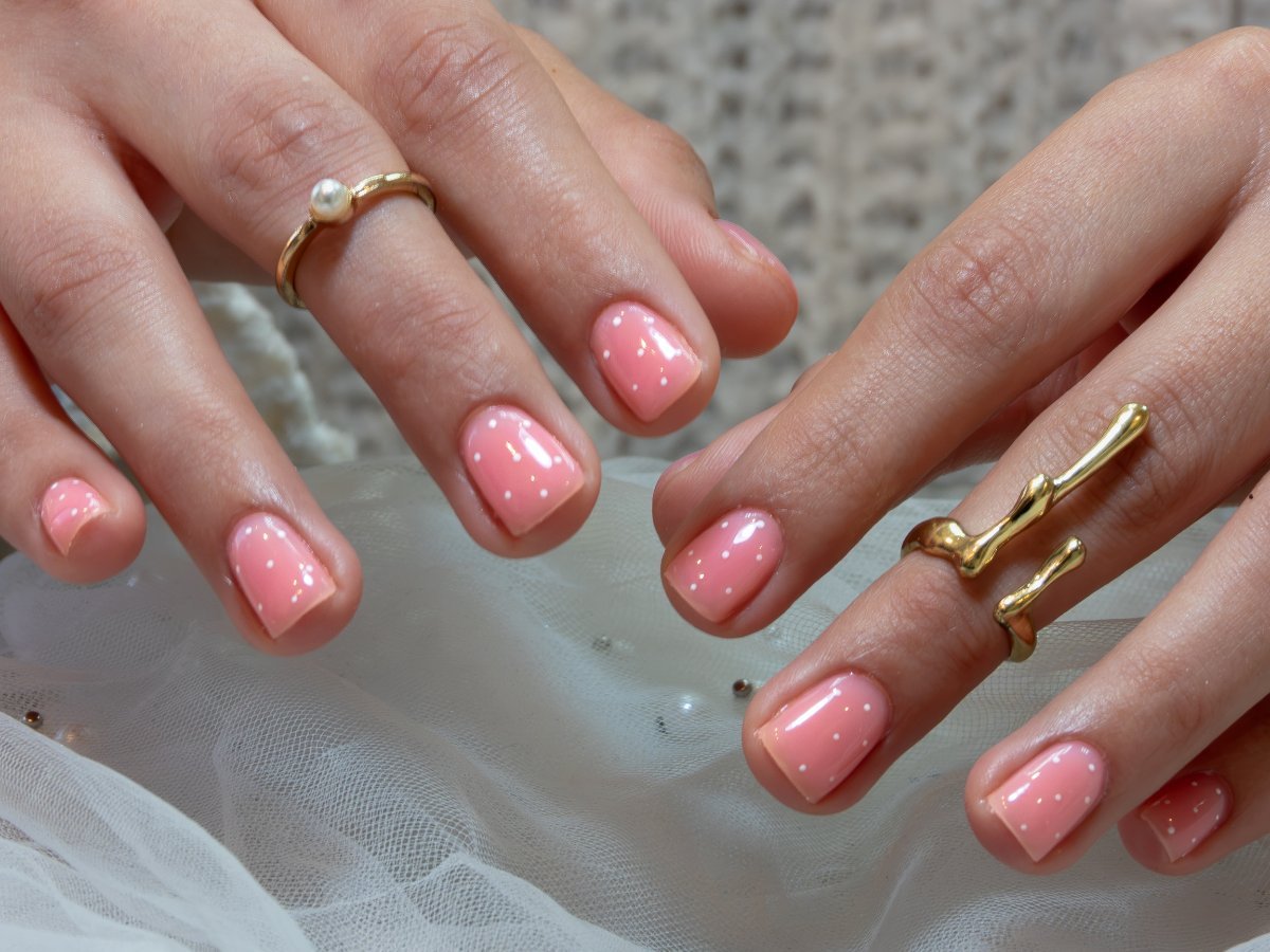 Manicura brillante con anillo real hecha en Vinamar Nail Studio
