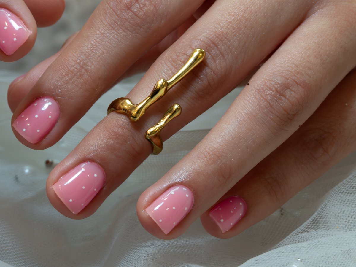 Manicura con lunares real hecha en Vinamar Nail Studio
